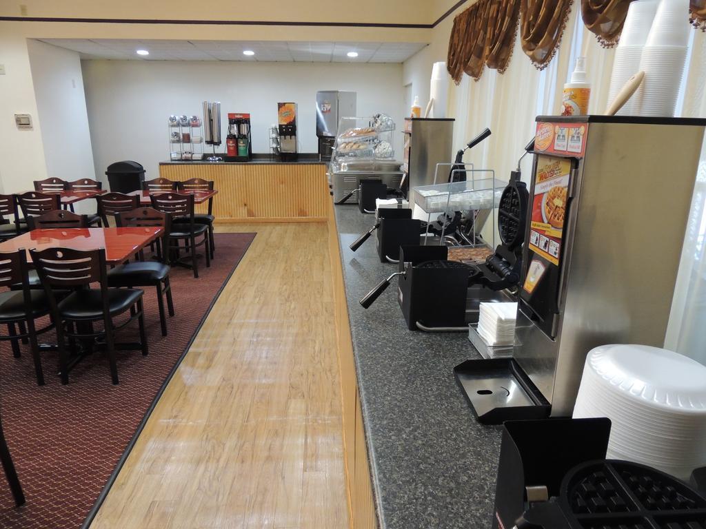 Budget Host Inn & Suites Fertility Экстерьер фото