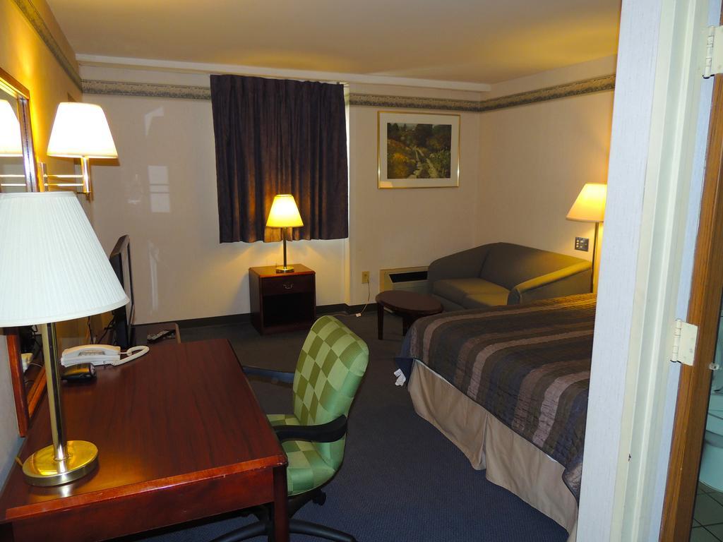 Budget Host Inn & Suites Fertility Номер фото