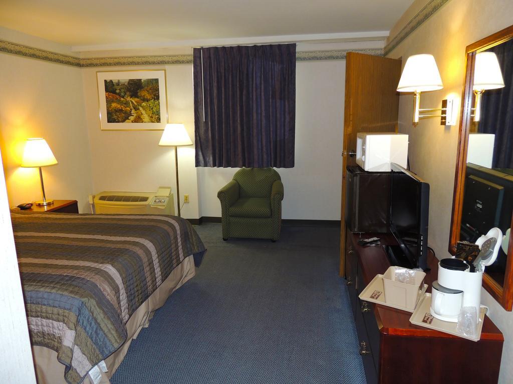 Budget Host Inn & Suites Fertility Номер фото