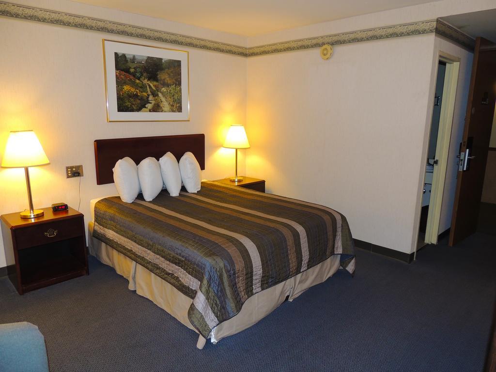 Budget Host Inn & Suites Fertility Номер фото