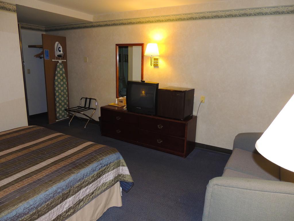 Budget Host Inn & Suites Fertility Номер фото