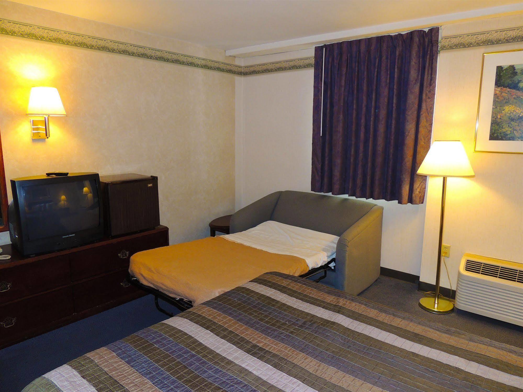 Budget Host Inn & Suites Fertility Экстерьер фото